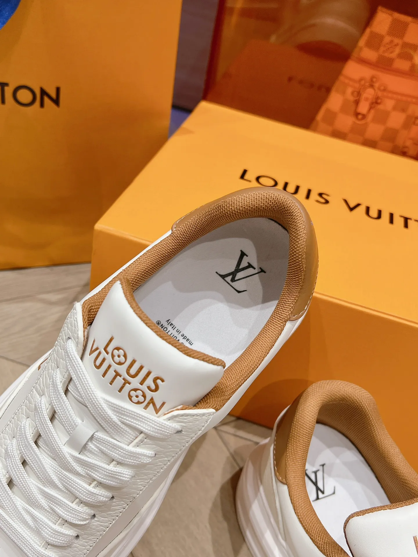 👟👟Ex-factory price 680👟👟 LV 2024 new height-increasing white shoes, color matching and leather craftsmanship, 3D logo embossing technology on the heel to increase the three-dimensional effect, pebbled cowhide, PU foam outsole! Super lightweight! Your feet won’t get tired from walking.  Code number: 37-45